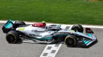 Voorbeschouwing van de GP van Bahrein 2022 Lewis Hamilton in de W13 over finishlijn