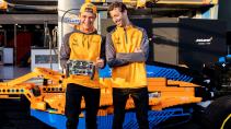 Lando Norris en Daniel Ricciardo bij de levensgrote F1-auto van Lego