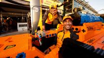 Daniel Ricciardo bij de levensgrote F1-auto van Lego