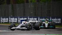 Pierre Gasly voor Lewis Hamilton tijdens de GP van Emilia-Romagna 2022