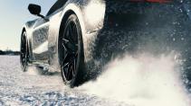 Hyrbide Corvette Stingray wielspin sneeuw