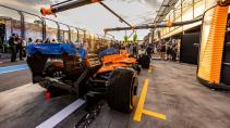 Levensgrote McLaren F1-auto in de pitsstraat in Australië