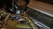 Volkswagen Golf crasht op rotonde Almere