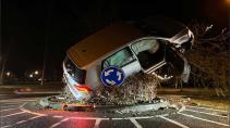 Volkswagen Golf crasht op rotonde Almere