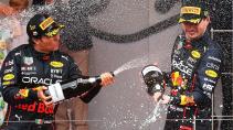 Sergio Perez en Max Verstappen met champagne op het podium