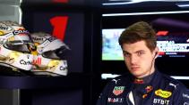 Max Verstappen in de Red Bull garage