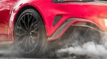 Aston Martin V12 Vantage rook drift uitlaat banden driften burnout