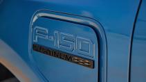Ford F-150 Lightning badge met F-150 Platinum erop