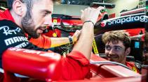 Charles Leclerc praat met een monteur van Ferrari