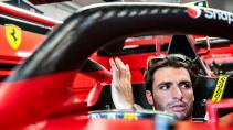 Carlos Sainz zonder helm in de Ferrari F1-75