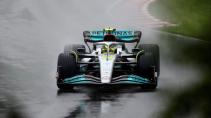 Lewis Hamilton in de Mercedes W13 in de regen