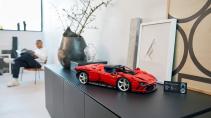 LEGO Ferrari Daytona SP3 op kastje