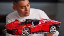 Man houdt LEGO Ferrari Daytona SP3 vast
