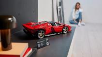 LEGO Ferrari Daytona SP3 op kastje