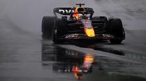 Max Verstappen in de regen in de Red Bull RB18