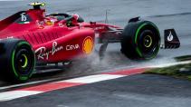 Carlos Sainz in de regen in de Ferrari F1-75