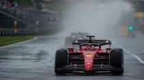 Charles Leclerc in de regen in de Ferrari F1-75