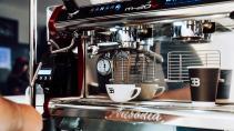 Espressomachine bij showroom Bugatti