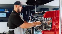 Espressomachine met barista bij showroom Bugatti