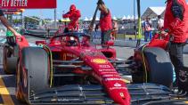 Carlos Sainz keert terug naar de Ferrari pitbox