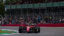 Carlos Sainz in de Ferrari F1-75 op Silverstone