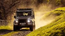 Land Rover Classic Defender Works V8 Trophy II 2022 rijdend voor stof