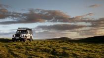 Land Rover Classic Defender Works V8 Trophy II 2022 3/4 voor landschap