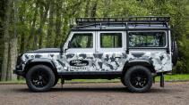 Land Rover Classic Defender Works V8 Trophy II 2022 zijkant camouflage
