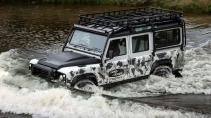Land Rover Classic Defender Works V8 Trophy II 2022 3/4 voor doorwaden rivier