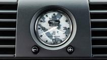 Land Rover Classic Defender Works V8 Trophy II 2022 interieur detail klokje