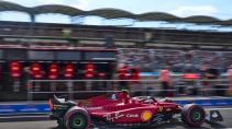 Carlos Sainz in de Ferrari F1-75 in de pitstraat