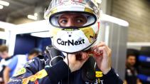 Max Verstappen met helm op