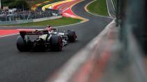 Lewis Hamilton in de Mercedes W13 voor Eau Rouge