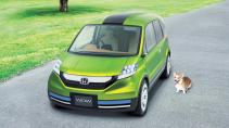 Honda Wow concept schuin voor op de weg met hond