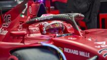 Charles Leclerc in de Ferrari F1-75 in de pitbox