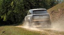 Land Rover Range Rover P530 First Edition rijder achter offroad