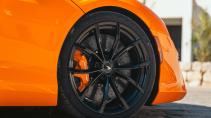 McLaren Artura wiel met oranje remklauw