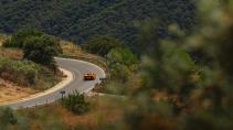 McLaren Artura rijdend op een weg door bergen ver weg