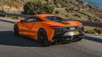 McLaren Artura stilstaand schuin achter