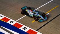 2e vrije training van de GP van Singapore 2022 Lewis Hamilton rijdend over start finish streep