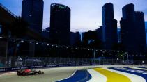 2e vrije training van de GP van Singapore 2022 Versrtappen rijdend met Singapore skyline op de achtergrond