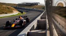 Max Verstappen uit de Arie Luyendijkbocht op Zandvoort