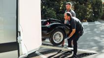 Ferrari Testa Rossa Junior wordt uit vrachtwagen getild
