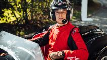 Ferrari Testa Rossa Junior redacteur Ollie Kew in de auto
