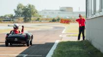 Ferrari Testa Rossa Junior rijdend op Fiorano circuit achterkant met marshal