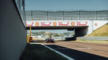 Ferrari Testa Rossa Junior rijdend op Fiorano circuit onder de brug door