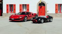 Ferrari Testa Rossa Junior naast de Ferrari SF90 op de binnenplaats van Fiorano