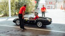 Ferrari Testa Rossa Junior in de pits zijkant