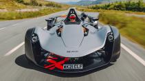 BAC Mono R rijdend op een weg voorkant