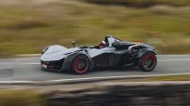 BAC Mono R rijdend op een weg zijkant